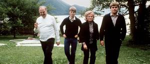 So schön war die Welt. Helmut Kohl, seine Gattin Hannelore und die Söhne Walter und Peter laufen im Juni 1981 über eine grüne Wiese am Wolfgangsee. 