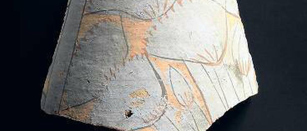 Fragment eines Gefäßes Neues Reich, 18. Dynastie, 1351-1334 v. Chr.; blau bemalte Keramik mit floralen Motiven. Schenkung James Simon. Das typische Amarna-Blau ist deutlich zu erkennen, aber auch die Schäden an der Oberfläche. 