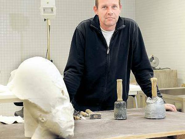 Steinrestaurator Paul Hofmann in seiner Werkstatt im Archäologischen Zentrum der Staatlichen Museen mit dem 3D-Scan Echnatons. 