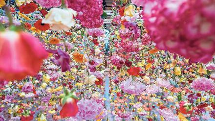 Ein Himmel voller Blüten. Für die Installation von Rebecca Louise Law im Bikini Berlin wurden Rosen, Hortensien, Gerbera, Freesien und Orchideen verwendet.