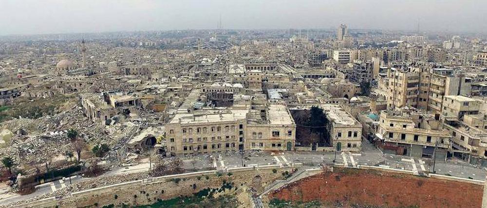 Wann schlägt Aleppos Stunde Null? Blick von der Zitadelle auf die stark zerstörte Altstadt. Neben dem großen Gebäude liegt links der Eingang zum Soukh, dahinter die Umayyadenmoschee, die ihr Minarett eingebüßt hat. 