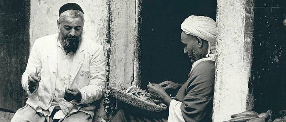 Wer ist wer? Ein Jude (mit Fez) und ein Muslim in einer Straße in Casablanca in den 1960er Jahren. Gabriel-Axel Soussan und sein Freund Claude Sitbon hatten seinerzeit vor der großen Ausreisewelle nach Israel das friedliche Zusammenleben von Juden und Muslimen in Marokko fotografiert - in dem Bewusstsein, dass diese Welt untergehen würde. Heute gibt es noch eine kleine aktive Gemeinde in Casablanca, die 1997 ein Museum zur jüdischen Kultur in Marokko gegründet hat.
