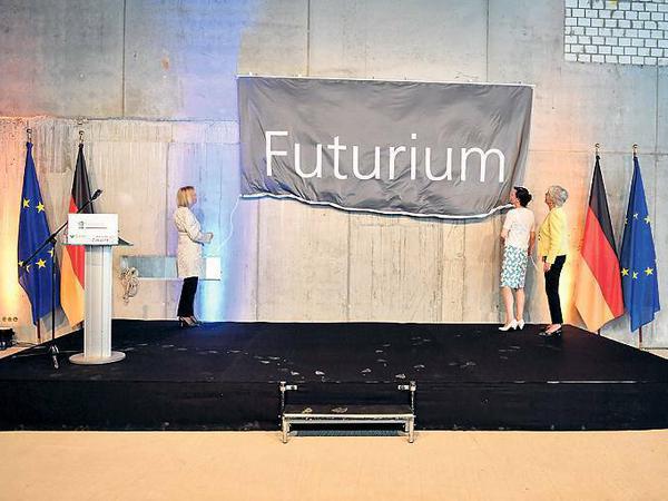 Beim Richtfest des Futuriums wurde der neue Name von Bundesbildungsministerin Johanna Wanka, Geschäftsführerin Nicole Schneider und der Aufsichtsratsvorsitzenden Cornelia Quennet-Thielen entrollt.