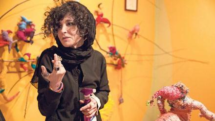 Die iranische Künstlerin Bita Fayyazi bei ihrer Performance "Vaudville" 2015 in der Galerie Khak in Teheran.