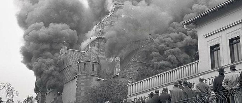 Und die Menschen schauen zu. Am 10. November brennt die Synagoge von Siegen, ein klarer Fall von Brandstiftung. 