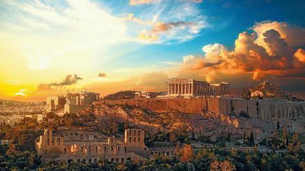 Athen, Wiege der Demokratie, hier der Blick auf die abendliche Akropolis. Griechische Philosophie prägte das Denken an den Hochschulen in ganz Europa – deren älteste in Prag und Krakau liegen.