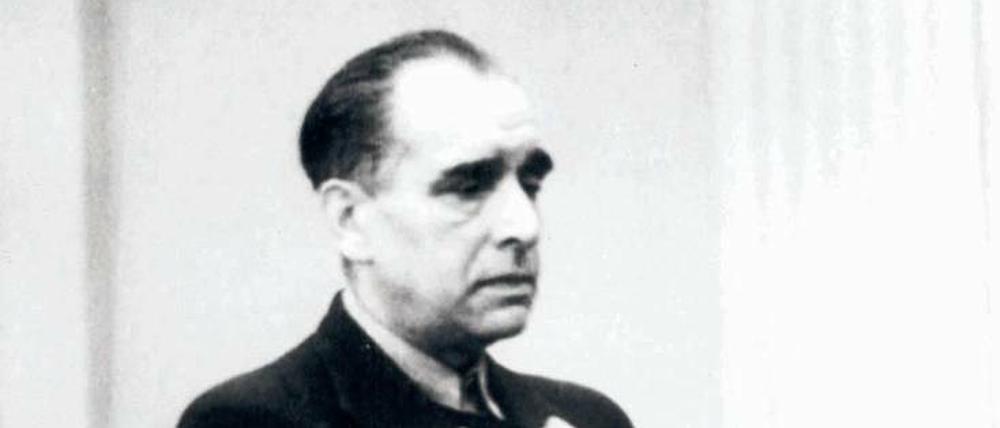 Julius Leber, ein enger Vertrauter Stauffenbergs, wird am 20. Oktober 1944 vom „Volksgerichtshof“ zum Tode verurteilt und am 5. Januar 1945 in Berlin-Plötzensee erhängt. 