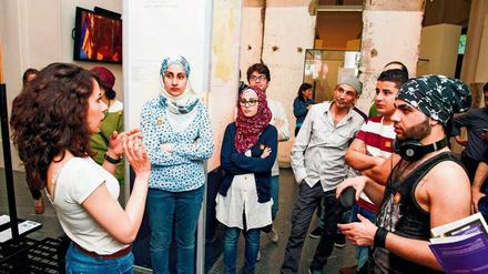 Geflüchtete als Guides. Das Berliner Projekt „Multaka“ (arabisch für „Treffpunkt“) bietet Museumsführungen auf Arabisch. Das ist nur eines von vielen Beispielen, wie Kultureinrichtungen der diversen Stadtgesellschaft gerecht werden können.