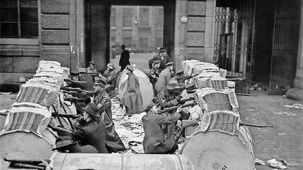 Spartakisten hinter Zeitungspapierrollen beim Barrikadenkampf in der Schützenstraße am 11. Januar 1919.