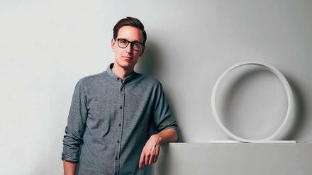 Der finnische Designer Timo Niskanen mit seiner Leuchte "Loop", für die er einst in Berlin und Mailand nach Herstellern gesucht hatte. Inzwischen produziert er sie selbst für sein Label Himmee.