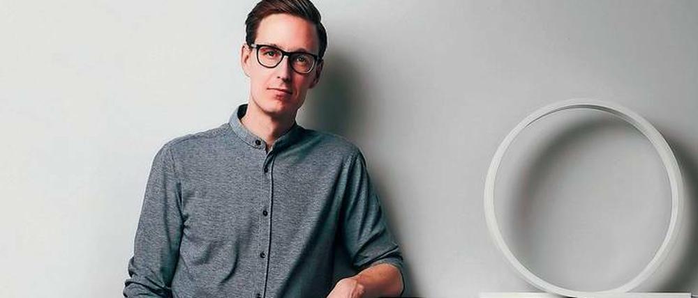Der finnische Designer Timo Niskanen mit seiner Leuchte "Loop", für die er einst in Berlin und Mailand nach Herstellern gesucht hatte. Inzwischen produziert er sie selbst für sein Label Himmee.