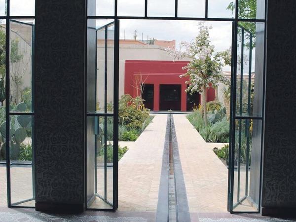 Neuinterpretation eines persisch-maurischen Gartens mit Pavillon, Wasserrrinne und Innenbepflanzung in Marrakesch. 