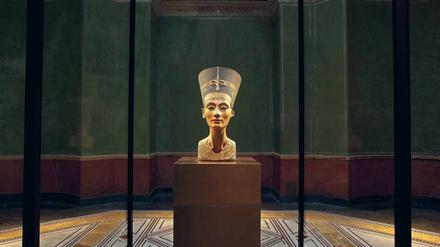 Ein Raum für eine Königin. Die Büste der Nofretete im Nordkuppelsaal des Neuen Museums in Berlin. Die Kalksteinbüste stammt aus der Zeit des Neuen Reiches, 18. Dynastie (um 1340 v. Chr. ) und wurde in Tell el-Amarna gefunden.