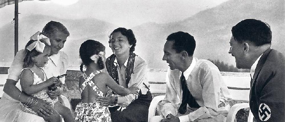 Ehe zu dritt. Magda (links) und Joseph Goebbels mit Hitler, Kindern und der Schauspielerin Jenny Jugo auf dem Obersalzberg 1937. Foto: akg-images