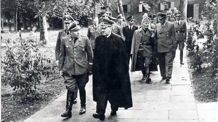 „Alle haben versagt, Bormann nie!“ Hitler und Bormann 1944 in Rastenburg. Foto: bpk