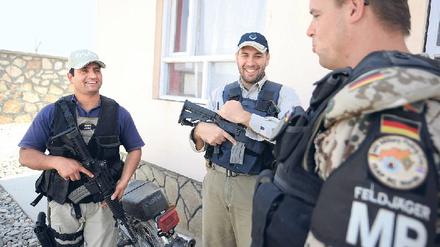 „Public-Private-Partnership“. In Afghanistan patrouillieren Söldner der Firma Dyncorp gemeinsam mit Bundeswehrsoldaten. Foto: ddp
