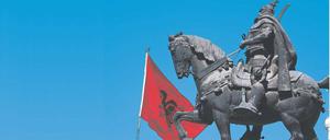 Unter dem Doppeladler. Entgegen einem verbreiteten Mythos nahm Skanderbeg nicht an der Schlacht auf dem Amselfeld im Kosovo teil – der serbische Thronanwärter ließ ihn nicht anreisen. Foto: G. Ricatto / mauritius images