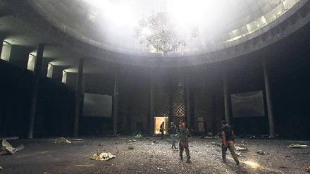 Machtvakuum. Anti-Gaddafi-Kämpfer in einem zerstörten Konferenzzentrum im libyschen Sirte. 