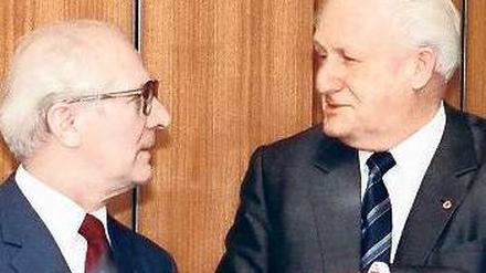 Zwei Jäger. Erich Honecker (links) und Günter Mittag. Foto: p-a