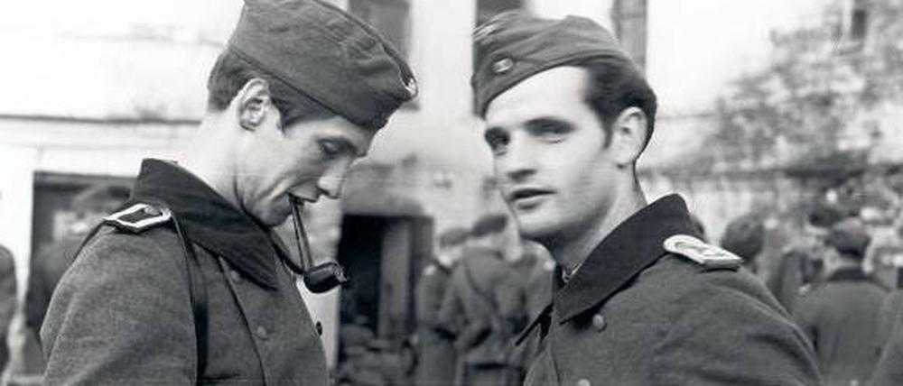 Widerstandshelden. Hans Scholl und sein Freund Alexander Schmorell (links) 1942 an der Ostfront. Foto: AKG