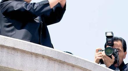 Führer einer Industrienation. Der nordkoreanische Machthaber Kim Jong Un applaudiert im April 2012 bei einer Parade seinen Soldaten.Foto: AFP