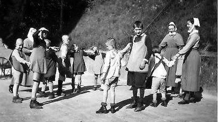 Schamvoll verschwiegen. Geistig behinderte Kinder beim Ringelreihenspielen Anfang der 30er Jahre. 