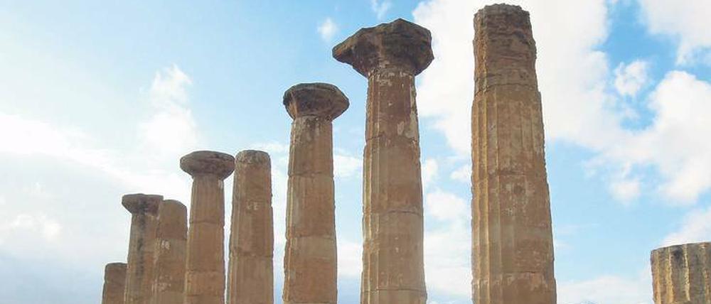 Antike Zeugen. An den Gestaden des Mittelmeers haben die Griechen manche Spuren hinterlassen; hier die Ruinen des Heraklestempels (um 500 v. Chr.) im sizilianischen Agrigent, dem antiken Akragas. Die Stätte ist seit 1997 Unesco-Weltkulturerbe.