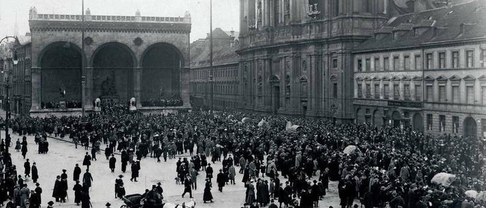 Als München nicht leuchtete. Aufmarsch von Regierungstruppen vor Publikum an der Feldherrnhalle 1919.
