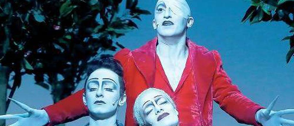 Faust (Fabian Stromberger), Helena (Anna von Haebler) und Mephisto (Christopher Nell).