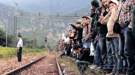 Der Landweg. In Mazedonien warten Flüchtlinge auf einen Zug, der sie nach Norden bringen soll. Sie stammen aus Syrien, Afghanistan, Pakistan.