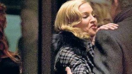 Nur einen kurzen Blick konnte man von Madonna vor dem Soho-Haus erhaschen.