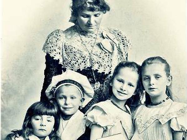 Im Jahr 1898 in der Fregestraße 19 zu Hause: Die Kinder von Franziska Göring - Paula und Olga sowie Albert (links) und Hermann, der spätere Reichsmarschall im NS-Staat. 