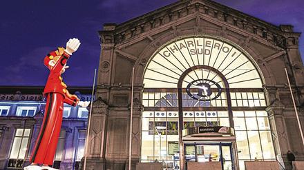 Bienvenu à Charleroi. Vor dem Bahnhof werden Reisende von einer großen Spirou-Statue begrüßt.