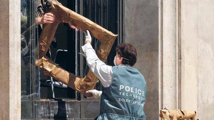 Was von den Bildern übrig blieb. Beamte der Pariser Polizei sichern am Donnerstag die Rahmen im Museum für Moderne Kunst. 