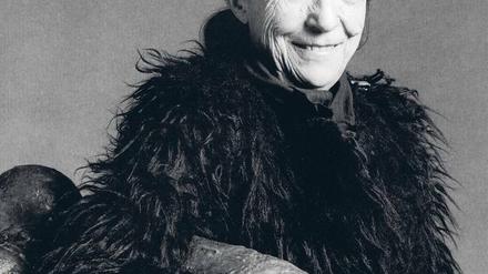 Schamanin. Robert Mapplethorpe porträtiert Louise Bourgeois 1982 mit ihrer Skulptur „Fillette“ und im Mantel aus Affenhaar. 