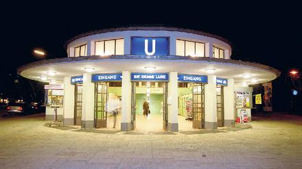 Schwerelos. Das Eingangsgebäude zum 1929 eröffneten U-Bahnhof Krumme Lanke, entworfen von Alfred Grenander. 
