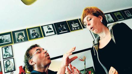 Musik macht mobil. Der Belcanto-Tenor Rafael Ortiz unterrichtet die Hobby-Opernsängerin Martina Andersohn. 