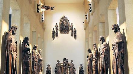 Beschirmt. Lange verwitterten sie im sauren Regen, jetzt sind sie geschützt: die sakralen Münsterfiguren im neu gestalteten Freiburger Augustinermuseum. 