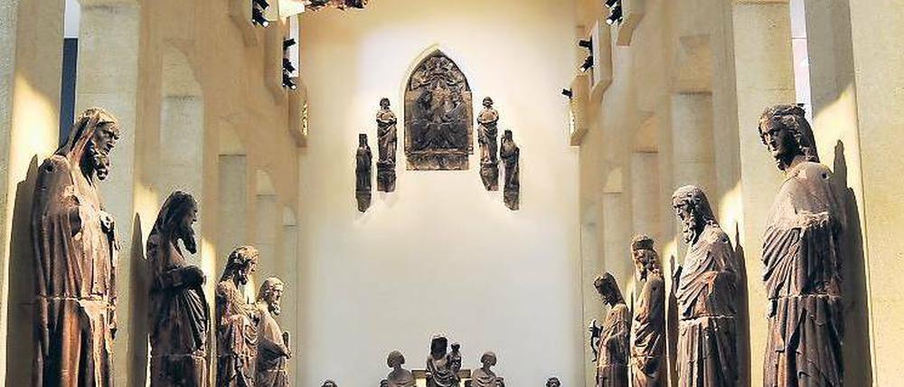 Beschirmt. Lange verwitterten sie im sauren Regen, jetzt sind sie geschützt: die sakralen Münsterfiguren im neu gestalteten Freiburger Augustinermuseum. 