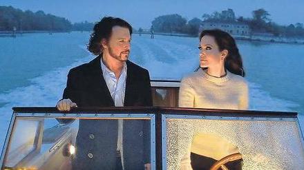 Auf der Flucht. Johnny Depp und Angelina Jolie nehmen in Venedig das passende Verkehrsmittel. 