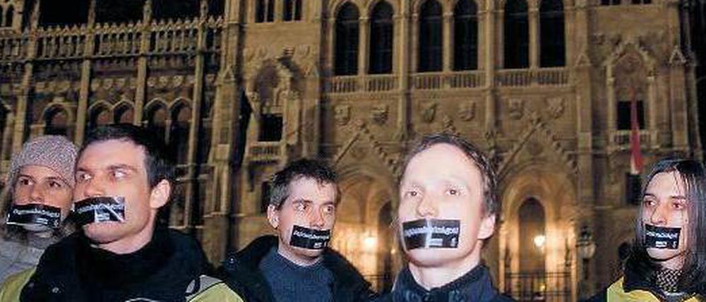 Lieber die Klappe halten. Demonstranten gegen das neue Mediengesetz vor dem ungarischen Parlament in Budapest. 