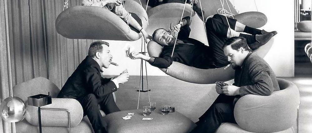 Schöner liegen. Verner Panton (Mitte, mit Bart) posiert 1964 für ein Frankfurter Möbelhaus in seinen Entwürfen. Foto:dpa/Roland Witschel