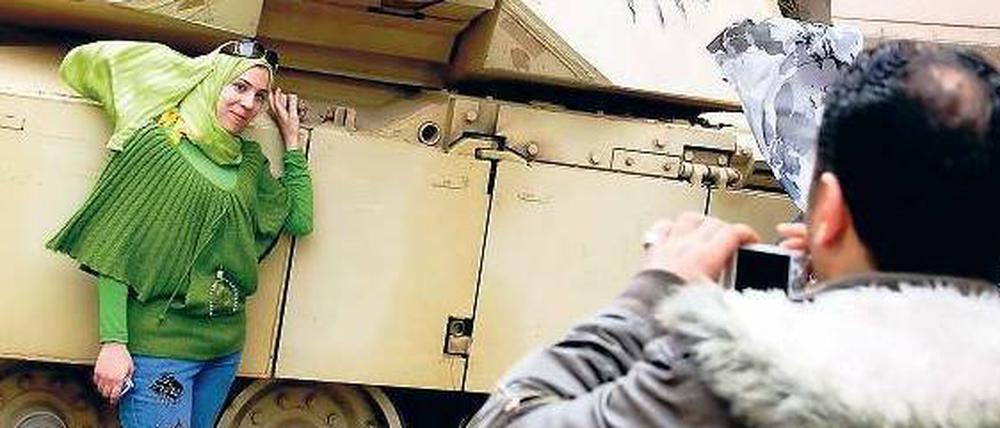 Freiheitsdrang unterm Kopftuch: Eine Demonstrantin lässt sich in Kairo vor einem Panzer fotografieren.