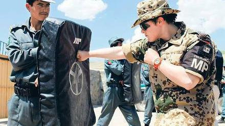 Schlagfertig. Eine Soldatin der deutschen Feldjäger trainiert zusammen mit einem afghanischen Kollegen. Foto: picture-alliance/dpa