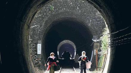 Auf der Flucht. Zwei Frauen in einem Eisenbahntunnel nahe der Stadt Kesennuma. 