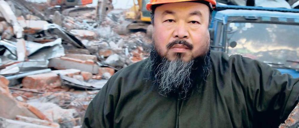 Vor den Trümmern: Kurz nachdem Ai Weiwei Ende 2010 sein Studio in Shanghai neu errichtet hatte, rückten die Behörden an und rissen es wieder ein.