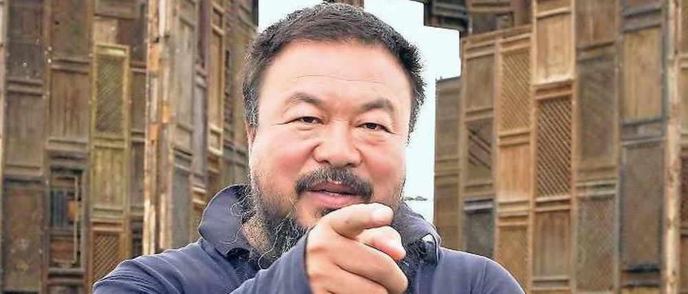 Höhere Gewalt. Ai Weiwei 2007 auf der Kasseler Documenta. Als seine Skulptur aus chinesischen Holztüren bei einem Sturm zusammenstürzte, fand der Künstler, das Unwetter mache sein Werk noch wertvoller. 