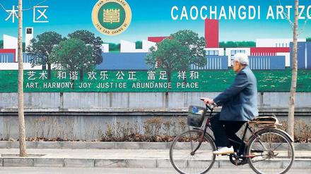 Kunst, Harmonie, Frieden. Wandmalerei in Peking. In dem Viertel hat der Künstler Ai Weiwei sein Atelier. Er ist seit einer Woche spurlos verschwunden. Polizisten haben ihn am Flughafen der chinesischen Hauptstadt verschleppt. Foto: AFP