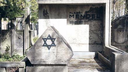 Bauhaus-Erdmöbel. Walter Gropius entwarf das Grab für Albert Mendel auf dem Friedhof Weißensee. 