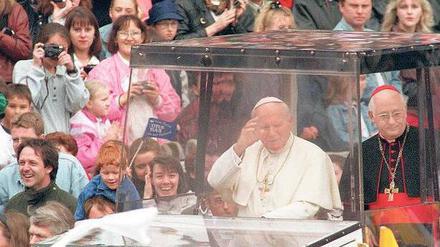 Papa mobil. Karol Wojtyla mit Kardinal Sterzinsky 1996 in Berlin. Am 1. Mai wird der 2005 gestorbene Papst seliggesprochen. 